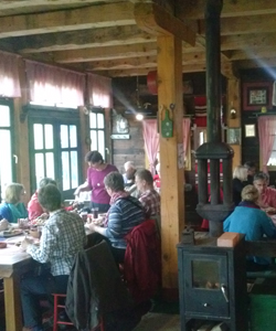 Gosti jedu u restoranu Boskova Voda